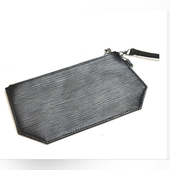 $2000 Authentic LOUIS VUITTON Epi Sac D'Epaule in Black. - Picture 9 of 17